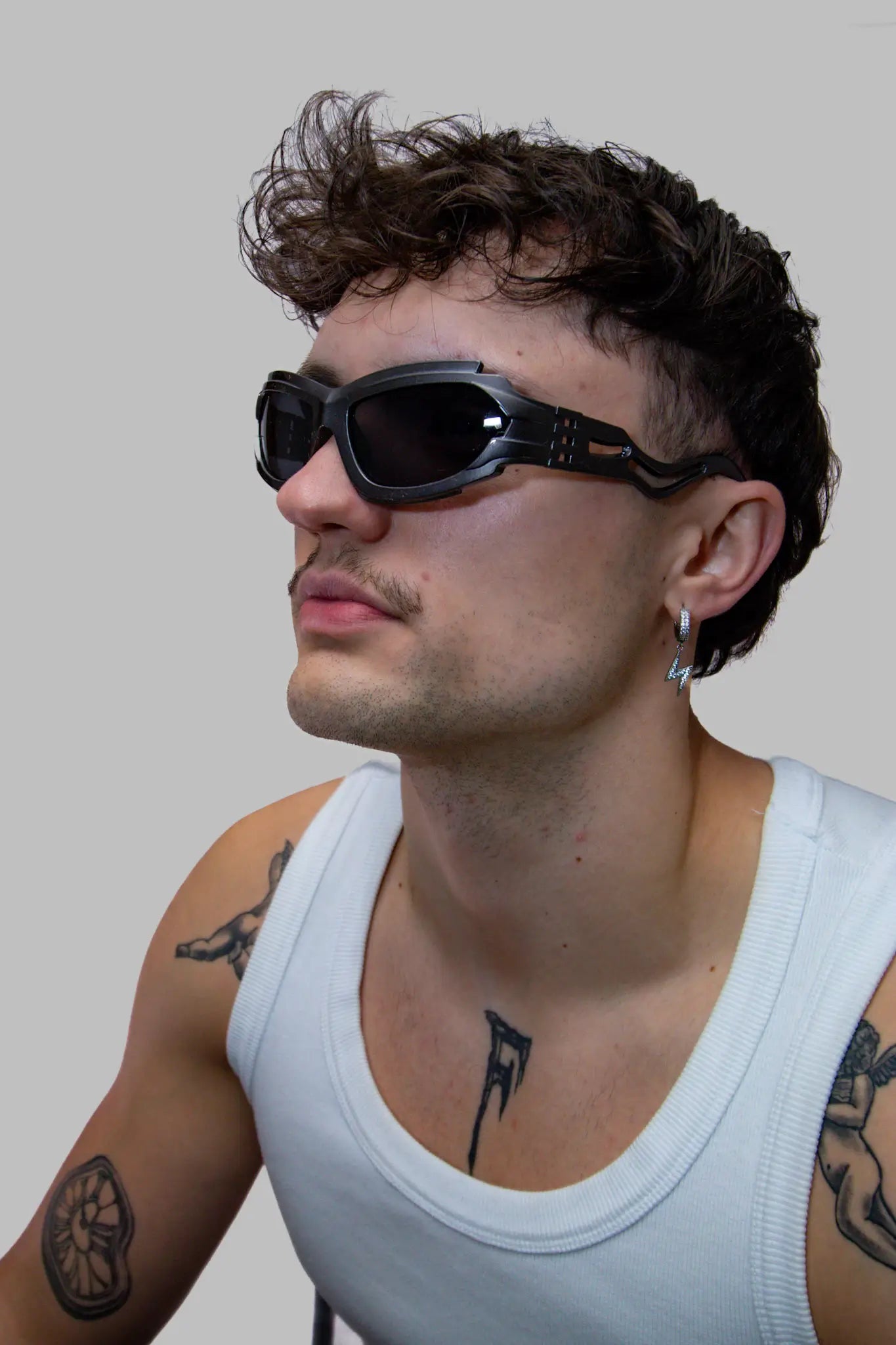 Schwarze Techno Rave Brille für Rave Outfits in der Schweiz modern mit wellen