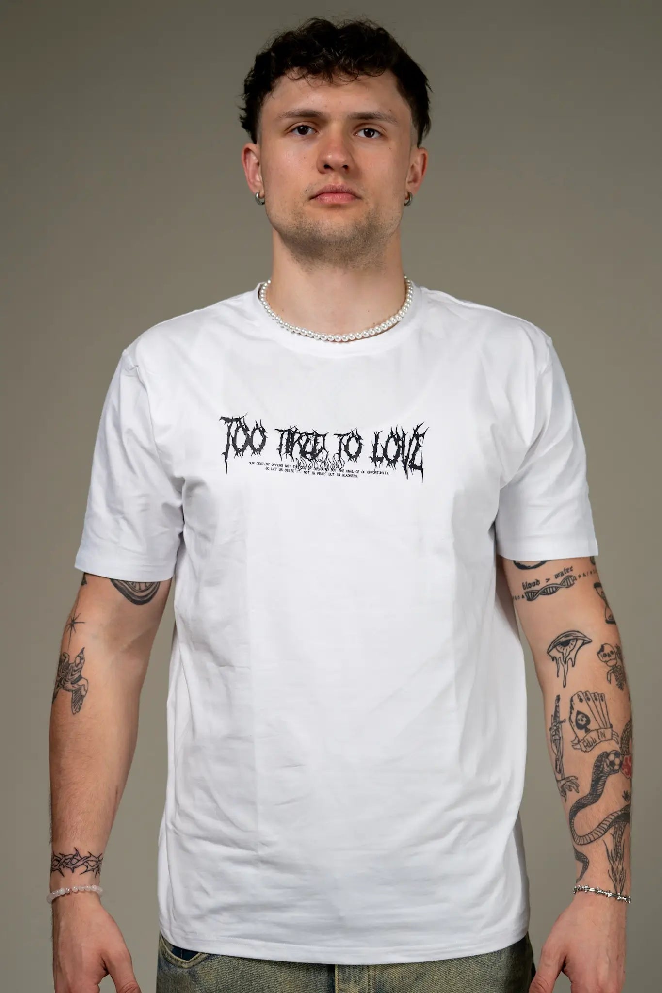 Techno Rave Outfit weisses T Shirt mit to tired to love aufschrift