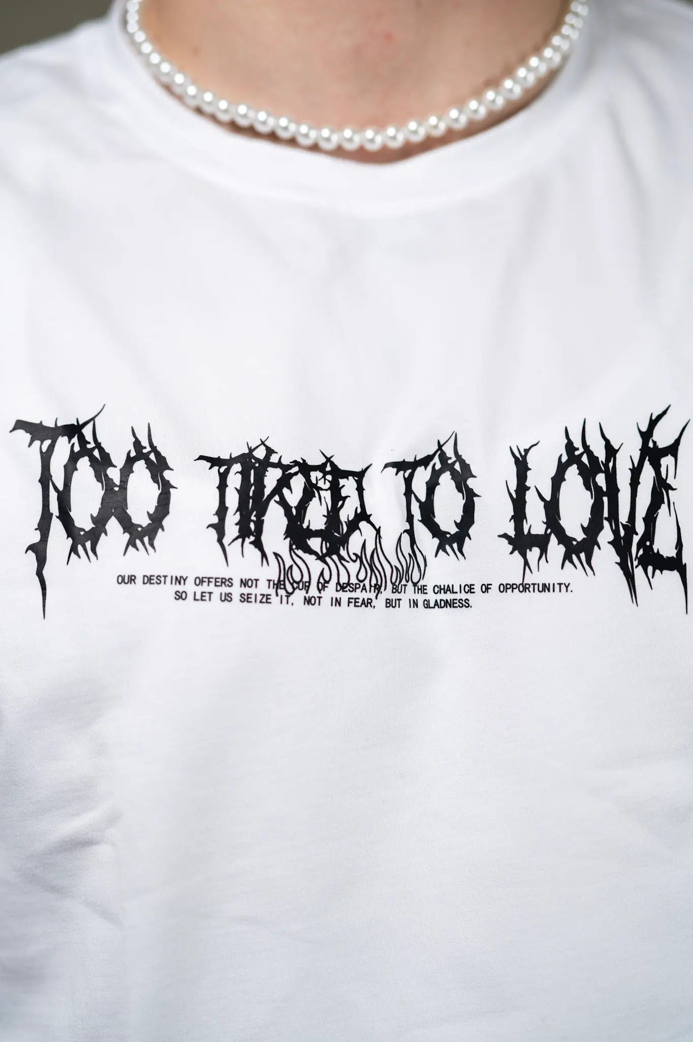 Techno Rave Outfit weisses T Shirt mit to tired to love aufschrift