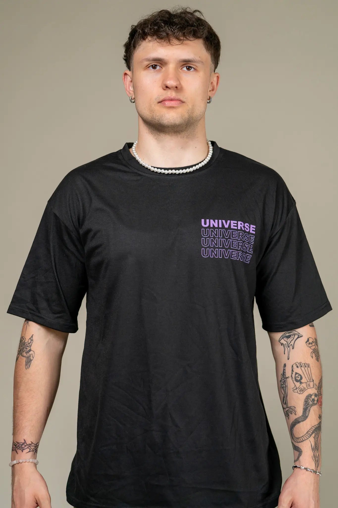 Schwarzes Techno Rave Oberteil für ein gutes Rave outfit t Shirt mit the Universe aufdruck