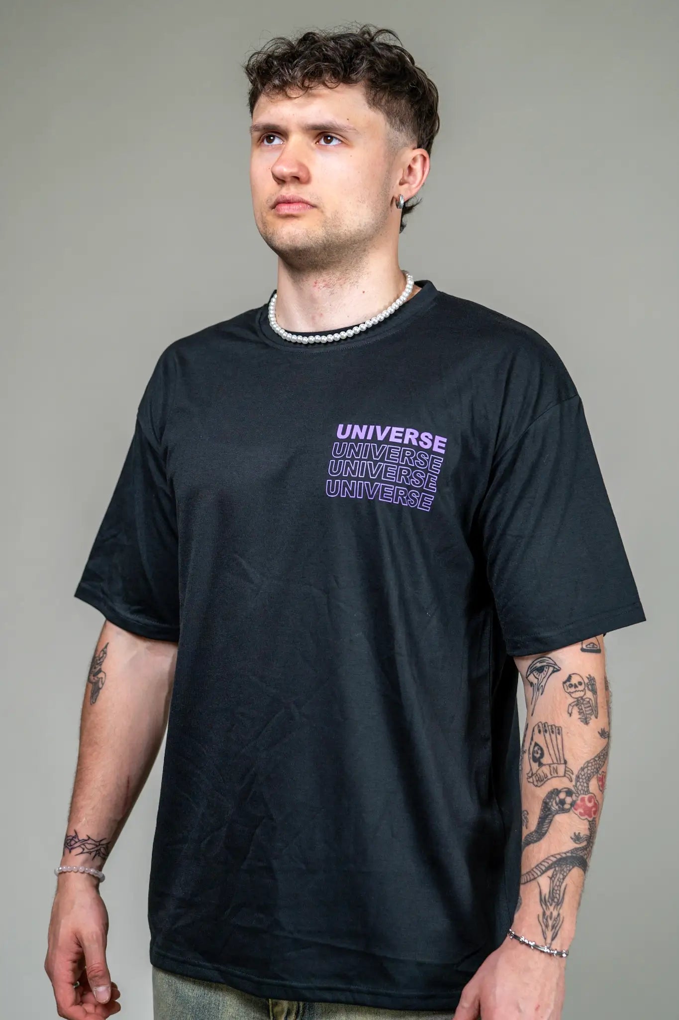 Schwarzes Techno Rave Oberteil für ein gutes Rave outfit t Shirt mit the Universe aufdruck