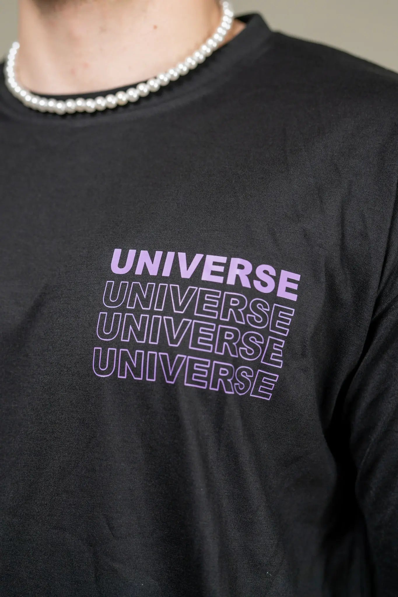 Schwarzes Techno Rave Oberteil für ein gutes Rave outfit t Shirt mit the Universe aufdruck