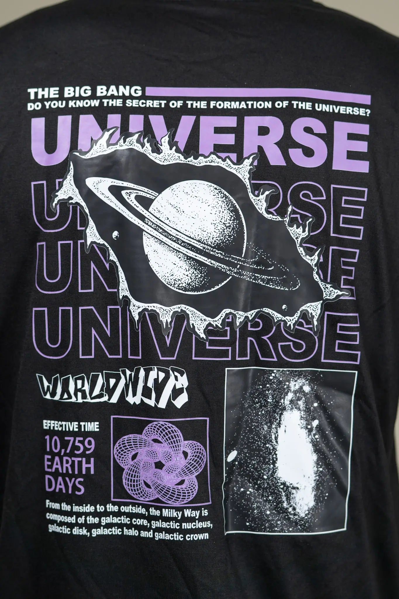 Schwarzes Techno Rave Oberteil für ein gutes Rave outfit t Shirt mit the Universe aufdruck