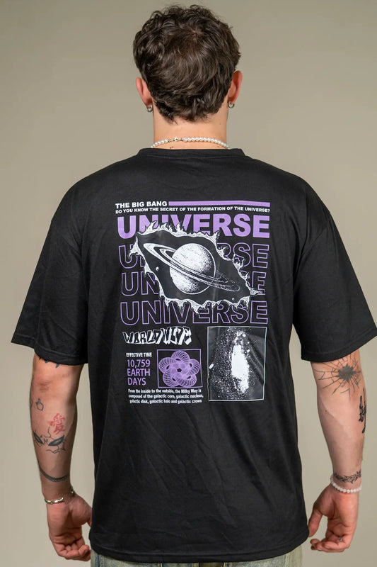 Schwarzes Techno Rave Oberteil für ein gutes Rave outfit t Shirt mit the Universe aufdruck