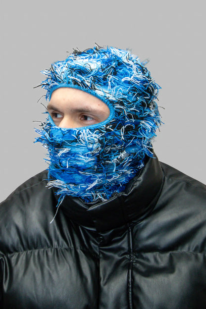 Techno Full Cover BlueMask: Blau/Weiss Rave Skimaske an Model seitlich