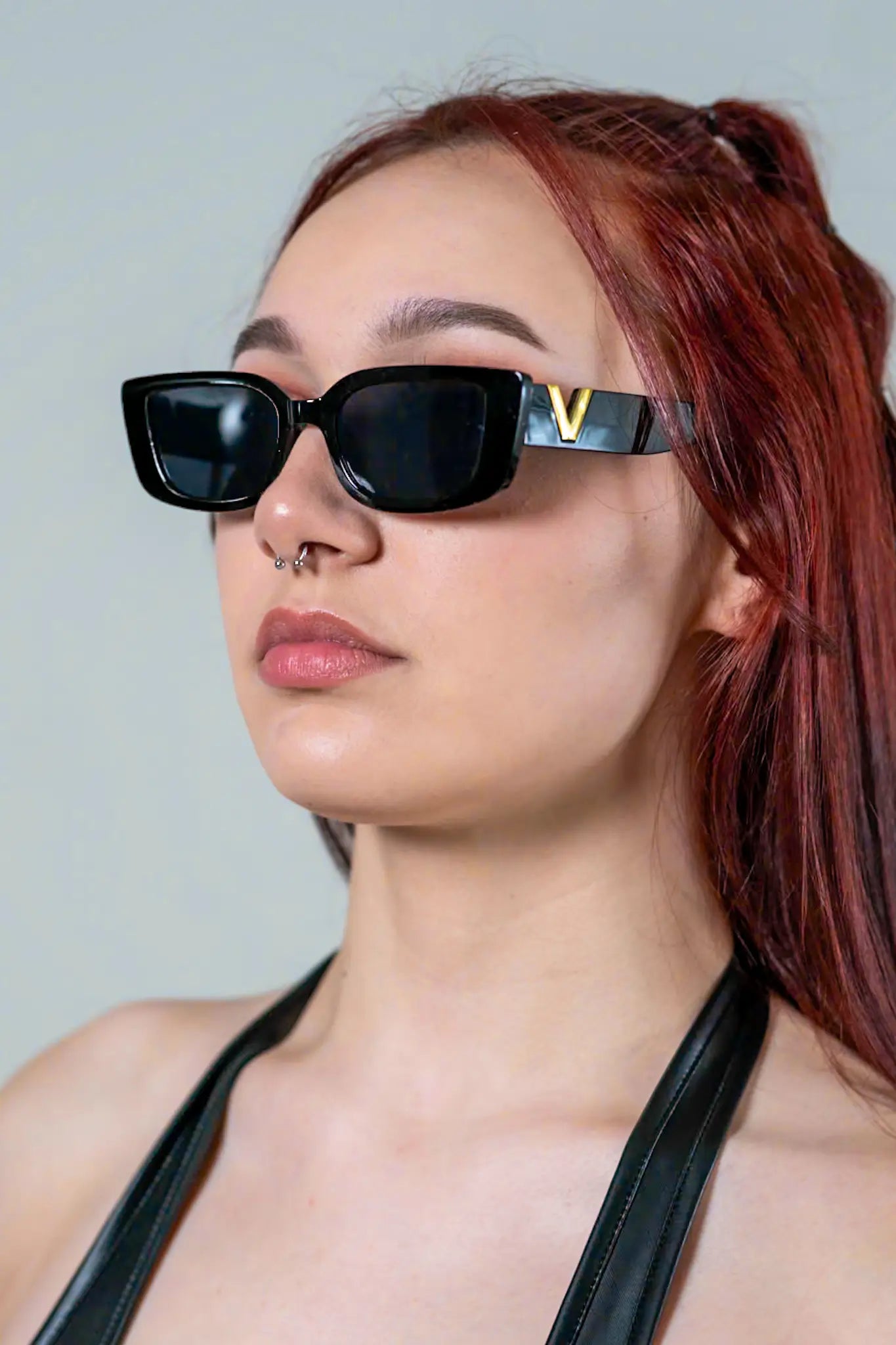 Schwarze Techno Rave Brille für Rave Outfits in der Schweiz mit goldenem V