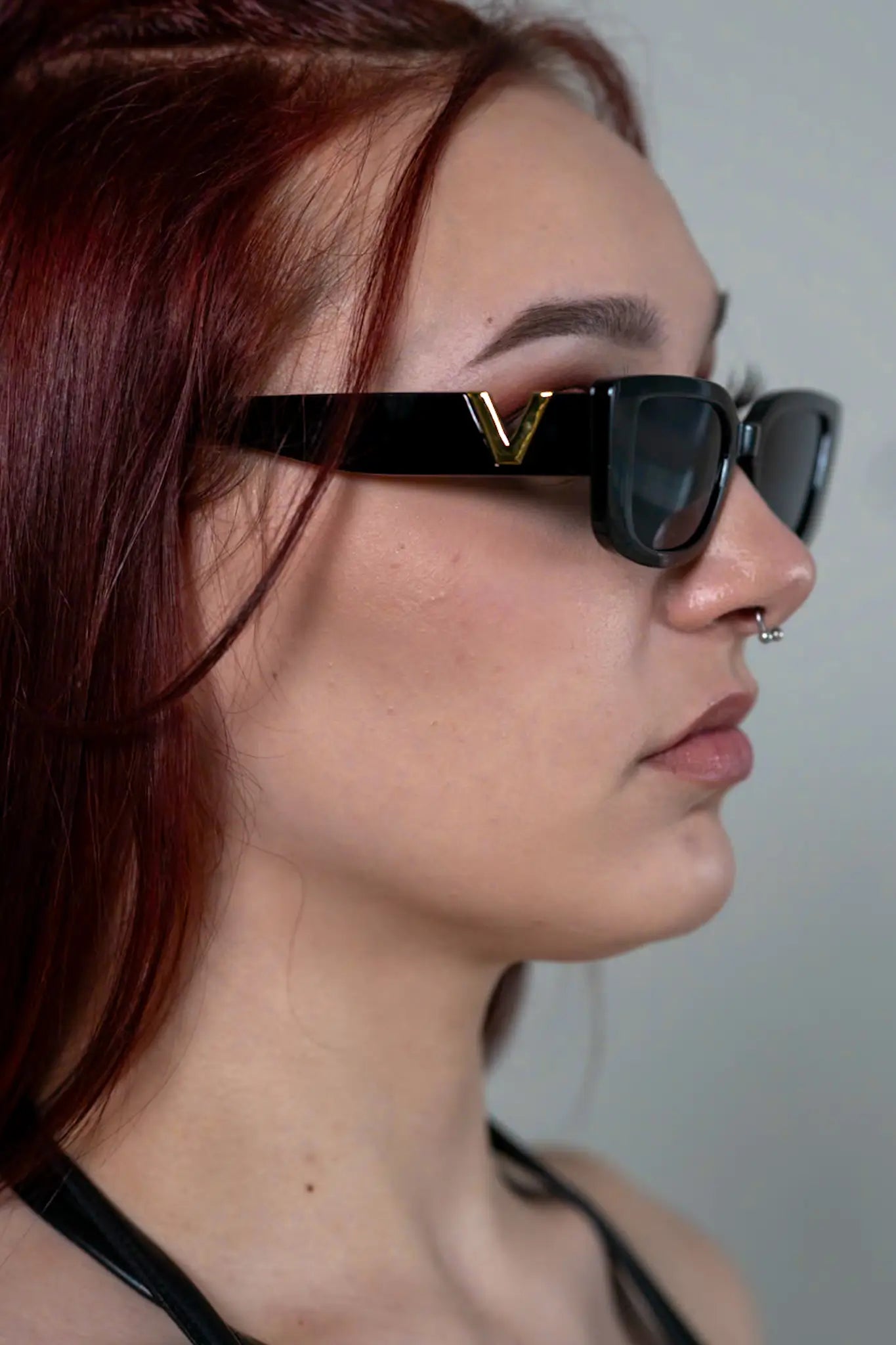 Schwarze Techno Rave Brille für Rave Outfits in der Schweiz mit goldenem V