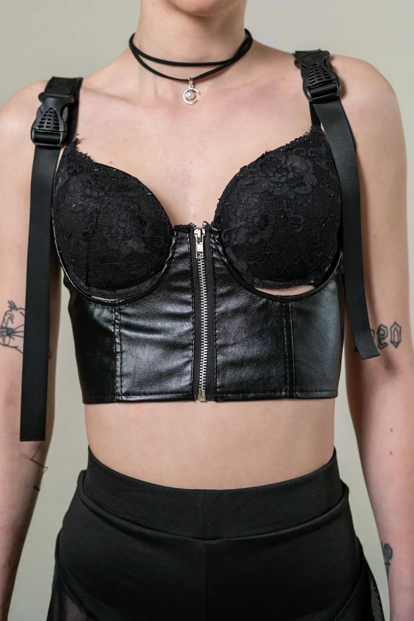 Schwarzes Damen Rave Outfit für Techno Rave Korsett