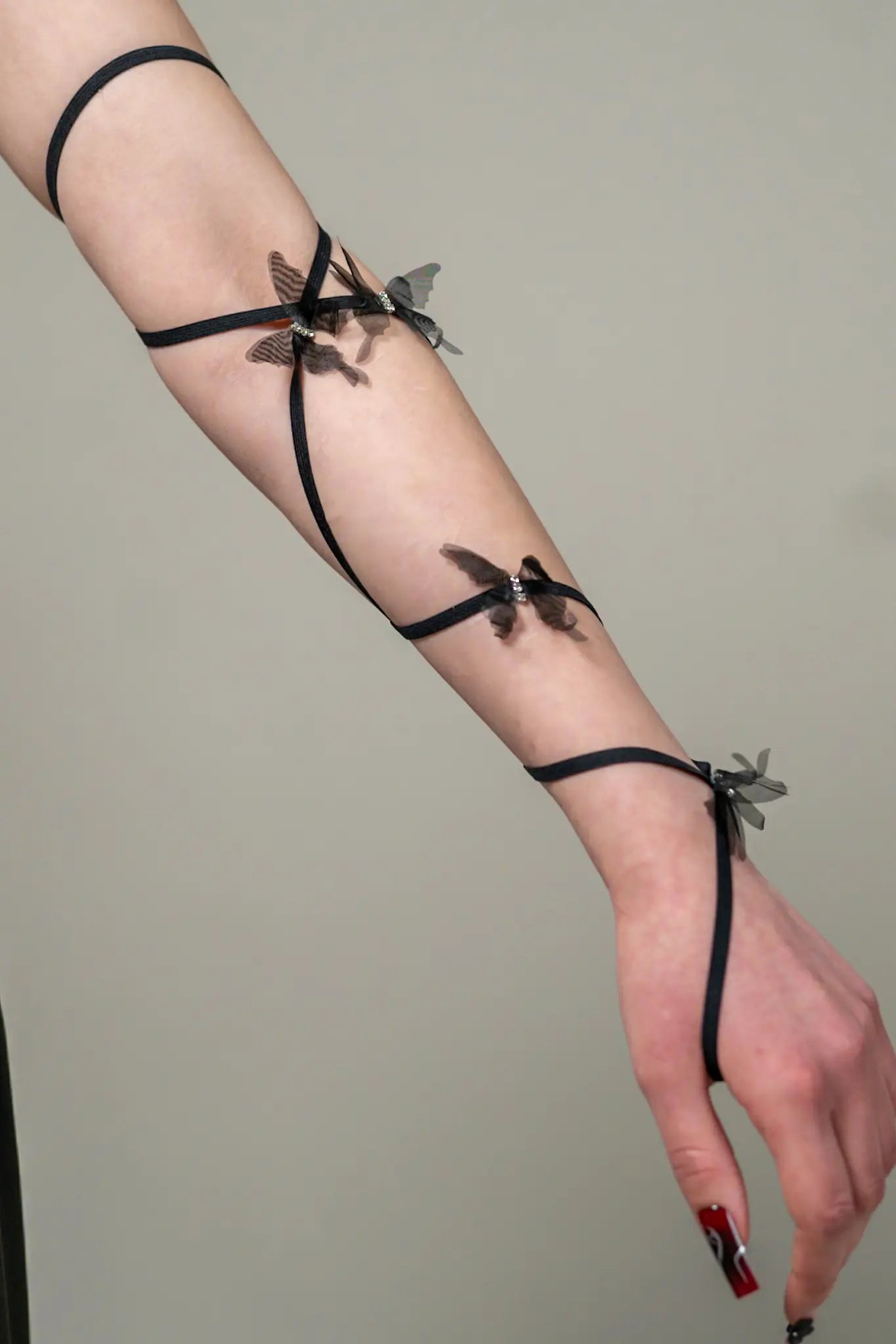 Strappy Butterfly: schwarze Armbinde