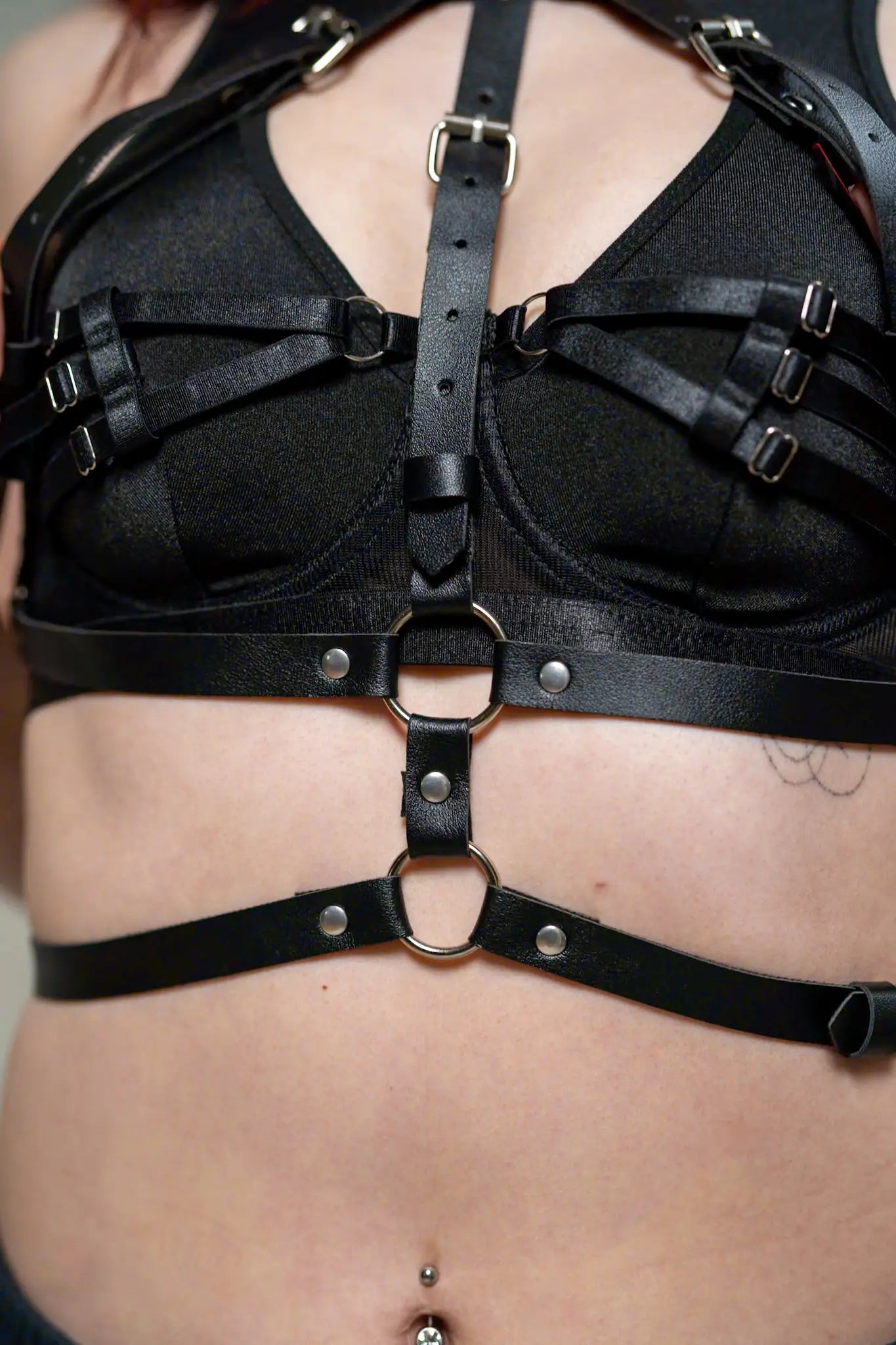 SChwarzes Harness für Techno Rave Outfits für Damen in der Schweiz