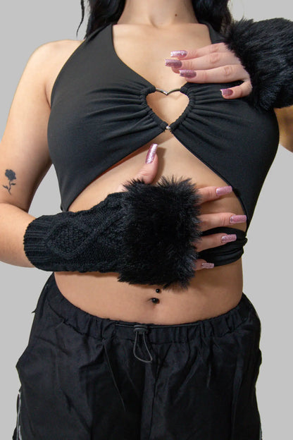 Techno Fluffy Gloves Rave: Schwarze flauschige Handschuhe am Körper
