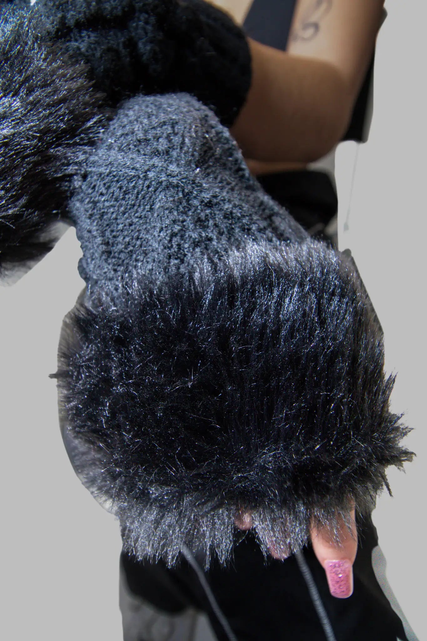 Techno Fluffy Gloves Rave: Schwarze flauschige Handschuhe Nahaufnahme