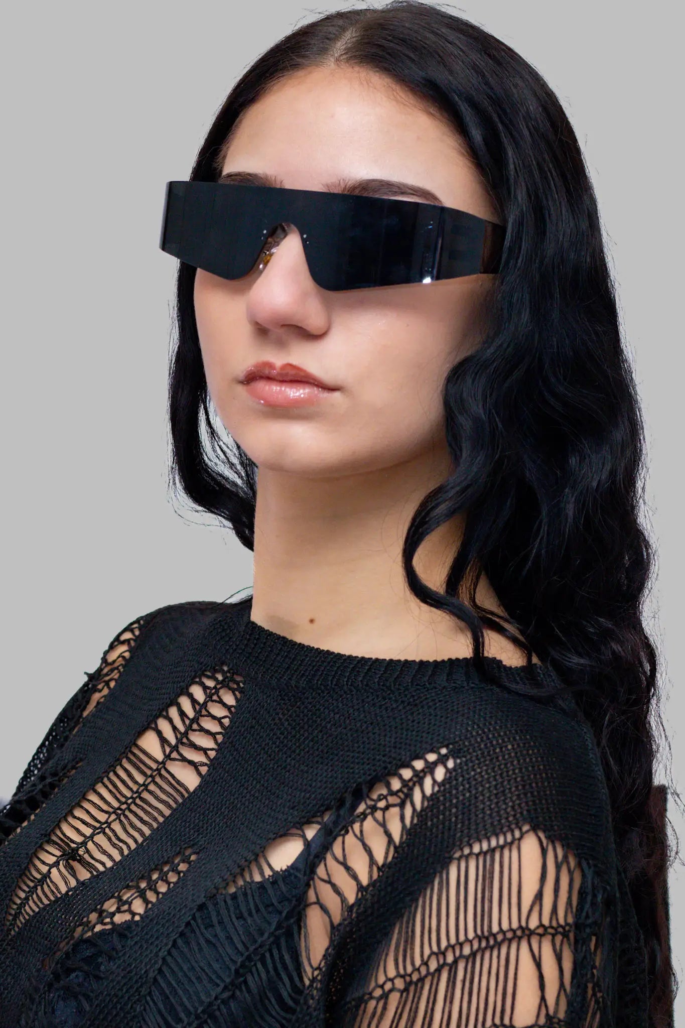 Cyber Shades: Schwarze Unisex Rave Brille Sonnenbrille Frauenbild von rechts