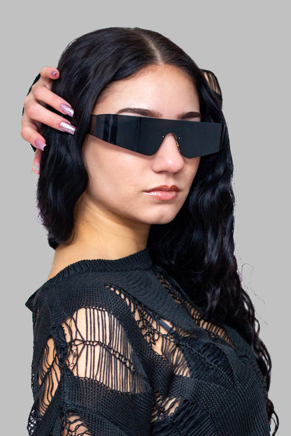 Cyber Shades: Schwarze Unisex Rave Brille Sonnenbrille Frauenbild seitlich links
