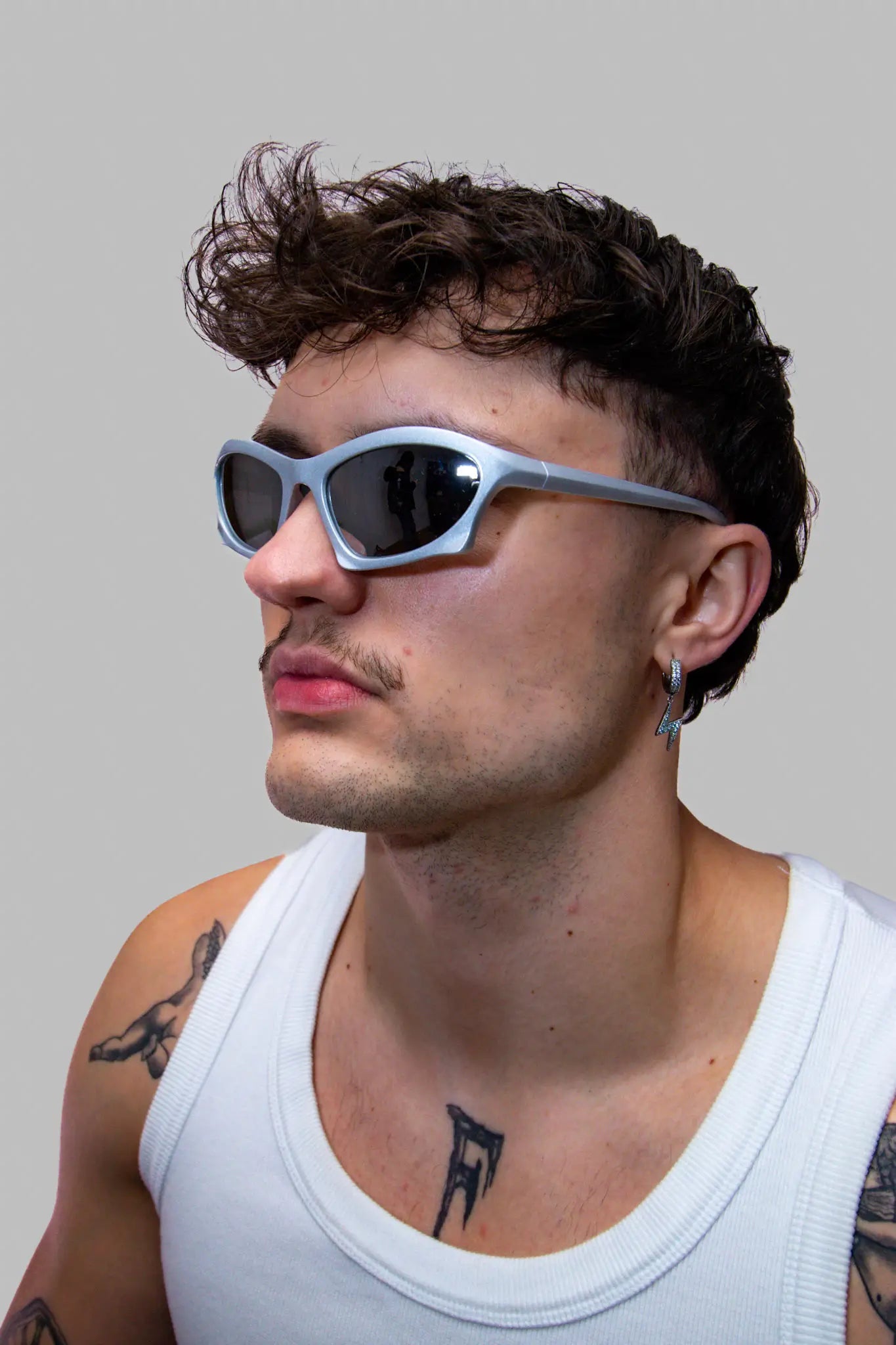 Techno Rave Futura Frame Shades: Silbrige Sonnenbrille seitlich
