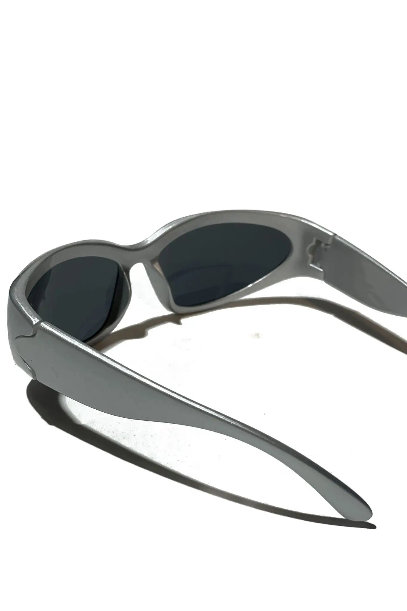 Futuristic Silver Shades: Rave Sonnenbrille innen
